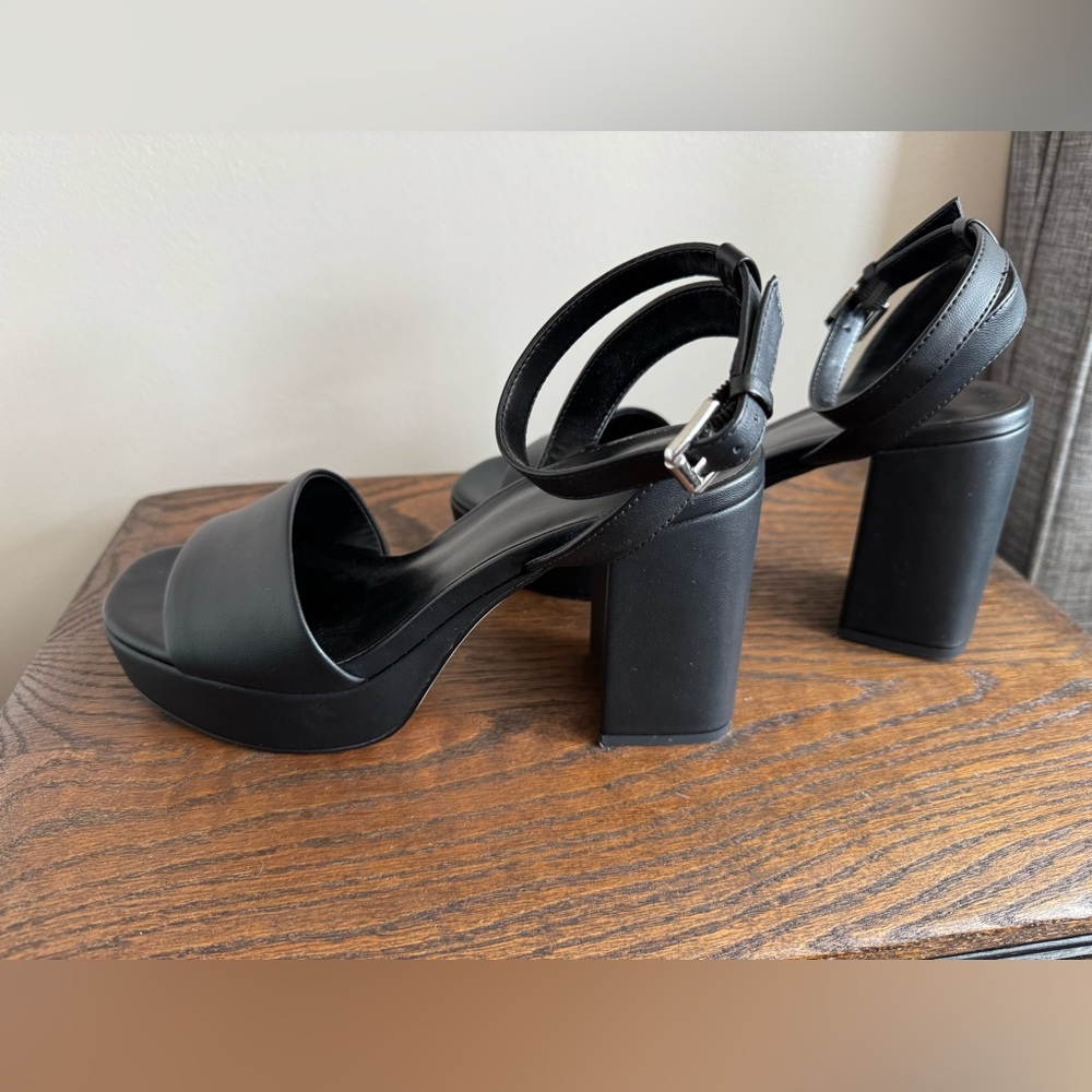 Elegant Black Platform Heel - Picture 3 of 10